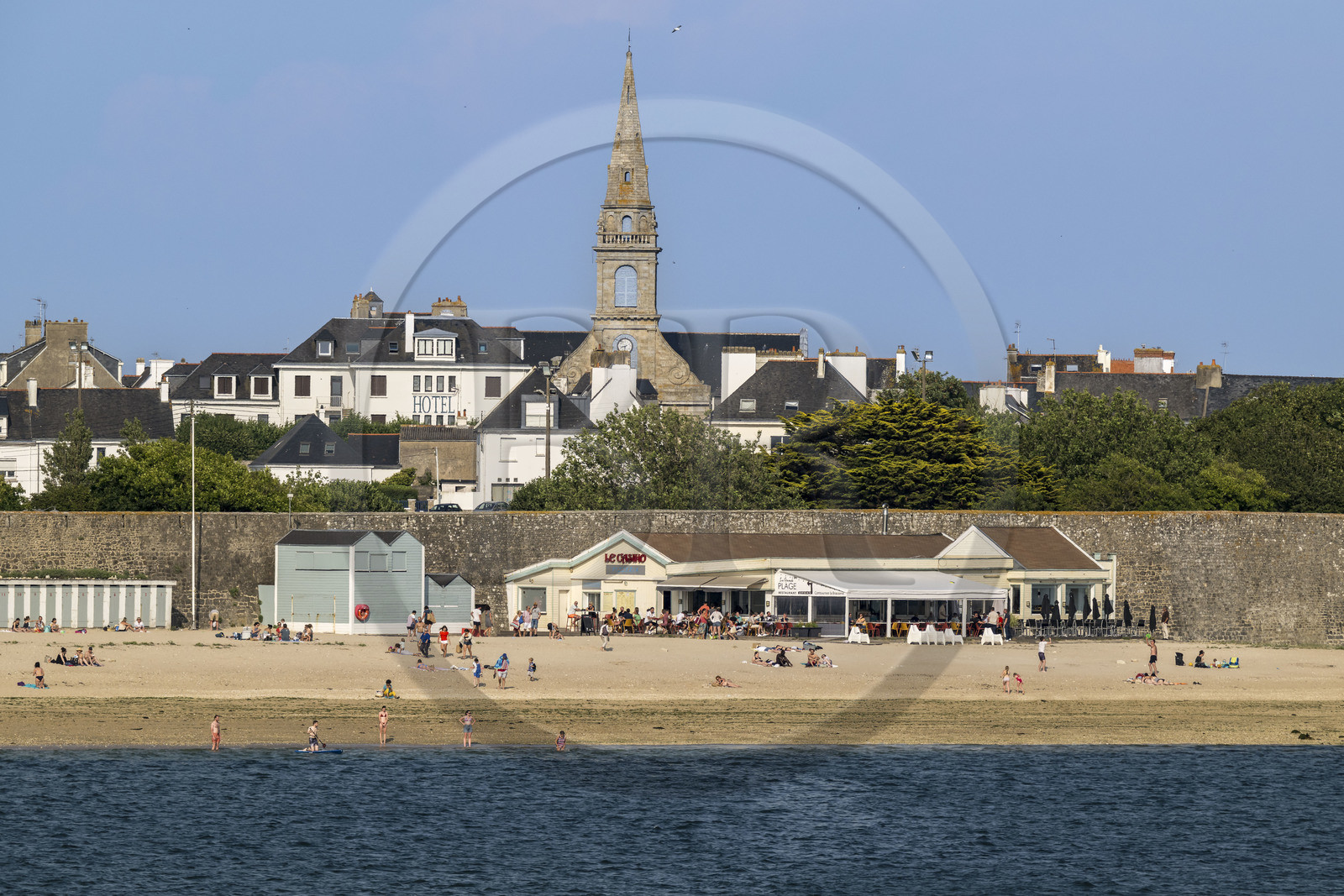 France, Morbihan (56), Port-Louis, la Grande Plage de Port-Louis au pied des remparts