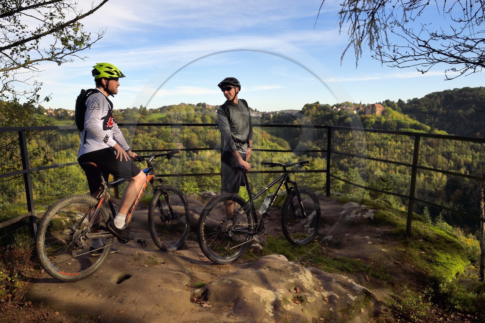 France, Bas-Rhin (67), Parc Naturel régional des Vosges du Nord, La Petite Pierre, le Rocher Blanc qui permet de bénéficier d’une belle vue sur la vieille ville et le Chateau
