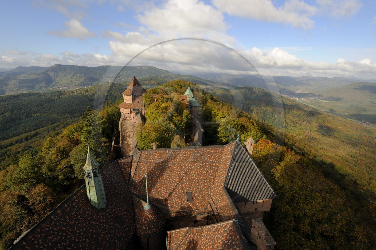 France, Bas-Rhin (67), le château du Haut-Koenigsbourg, le Grand Bastion surplombant la forêt alentours et le jardin supérieur