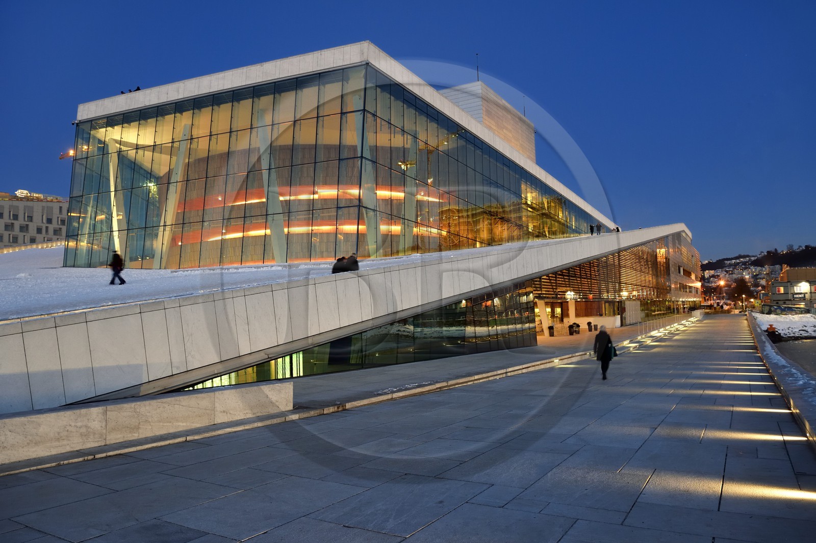 Norvège, Oslo, quartier des docks de Bjorvika, l'Opéra sous la neige concu par le cabinet d'architecture Snohetta dont notamment Tarald Lundevall