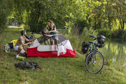 France, Deux-Sèvres (79), le Marais Poitevin, la Venise Verte, Magné, randonnée à bicyclette, installation du campement pour la nuit le long de la Sèvre Niortaise