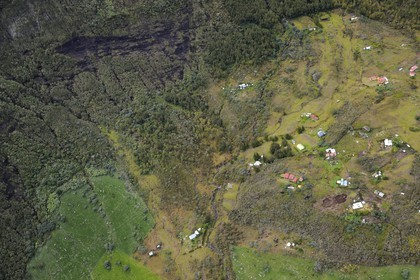 France, Ile de la Reunion, le cirque de Mafate, classé Patrimoine Mondial de l'UNESCO, petit village isolé (Ilet) de Marla accessible seulement à pied ou par hélicoptère (vue aérienne)