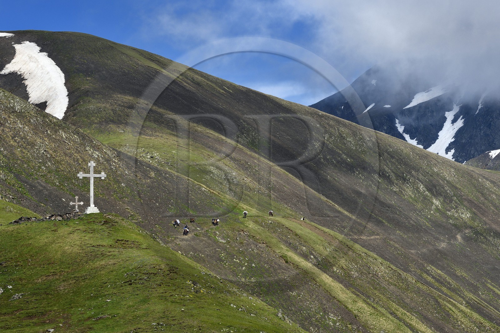 Géorgie, Kakheti, Parc national de Touchétie, caravane de cavaliers au Col d'Abano à 2826 mètres en bordure de la très spectaculaire piste qui relie Telavi à Omalo