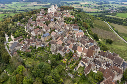 France, Yonne (89), parc naturel régional du Morvan, Vézelay, classé au Patrimoine Mondial de l'UNESCO, labellisé Les Plus Beaux Villages de France, point de départ de l'une des principales voies de pèlerinage de Saint-Jacques-de-Compostelle, la colline et la basilique Sainte-Marie-Madeleine (vue aérienne)