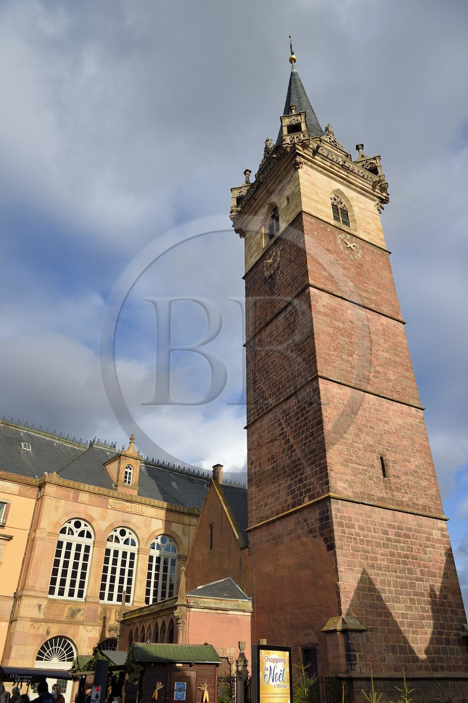 France, Bas-Rhin (67), Obernai, Tour de la chapelle (Kappelturm) achevée au XVIe siècle, fait office de beffroi à côté de l'hôtel de ville