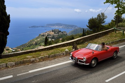 France, Alpes-Maritimes (06), Alfa Romeo Giulietta décapotable de collection sur une route surplombant le village perché d'Eze