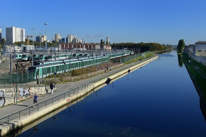 France, Seine-Saint-Denis (93), Bobigny, dépôt de metro de la RATP le long du canal de l'Ourcq