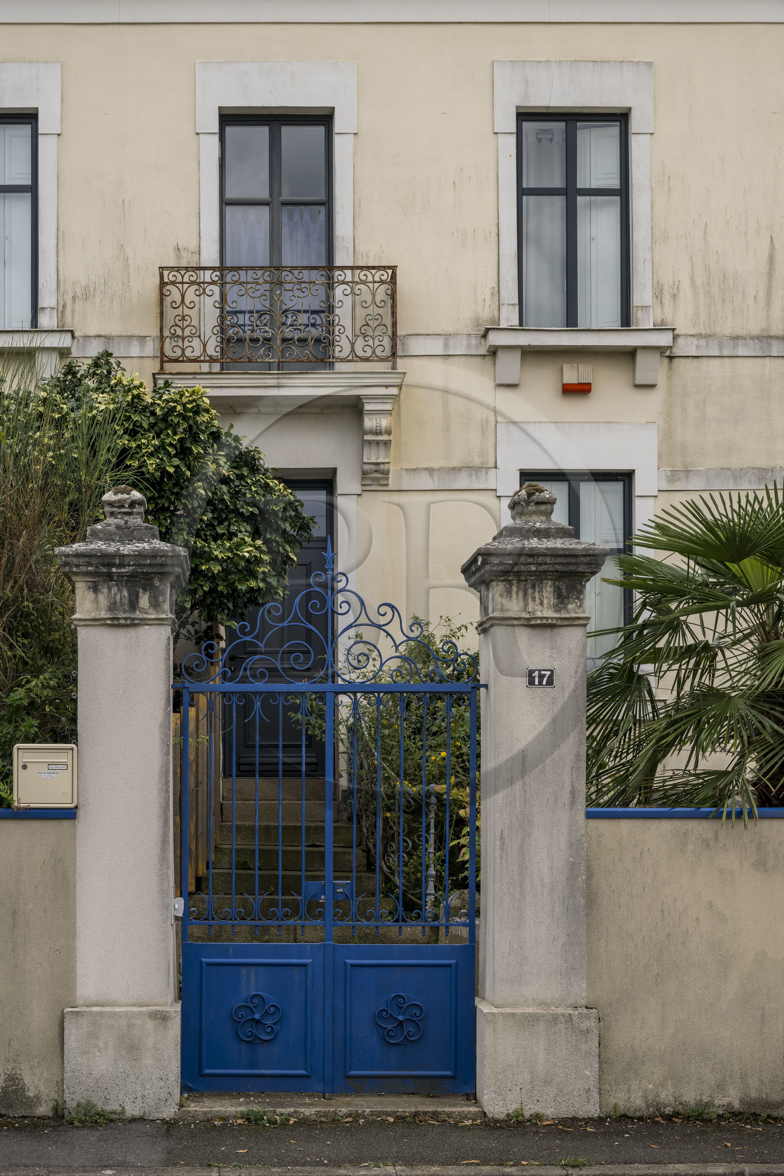 France, Loire-Atlantique (44), banlieue de Nantes, Rezé, quartier Trentemoult, autrefois seuls les capitaines de marine qui avaient franchi le Cap Horn avaient le droit de planter un palmier dans leur jardin