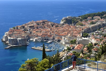 Croatie, Dalmatie, cote dalmate, Dubrovnik, centre historique classé Patrimoine Mondial de l'UNESCO, vue générale depuis la route de la corniche littorale