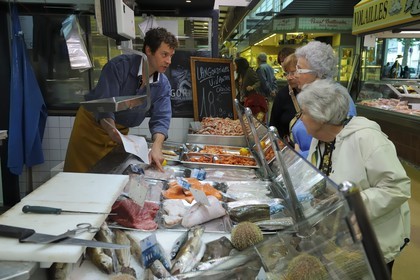 France, Loire-Atlantique (44), Nantes, marché de Talensac, étal du poissonnier
