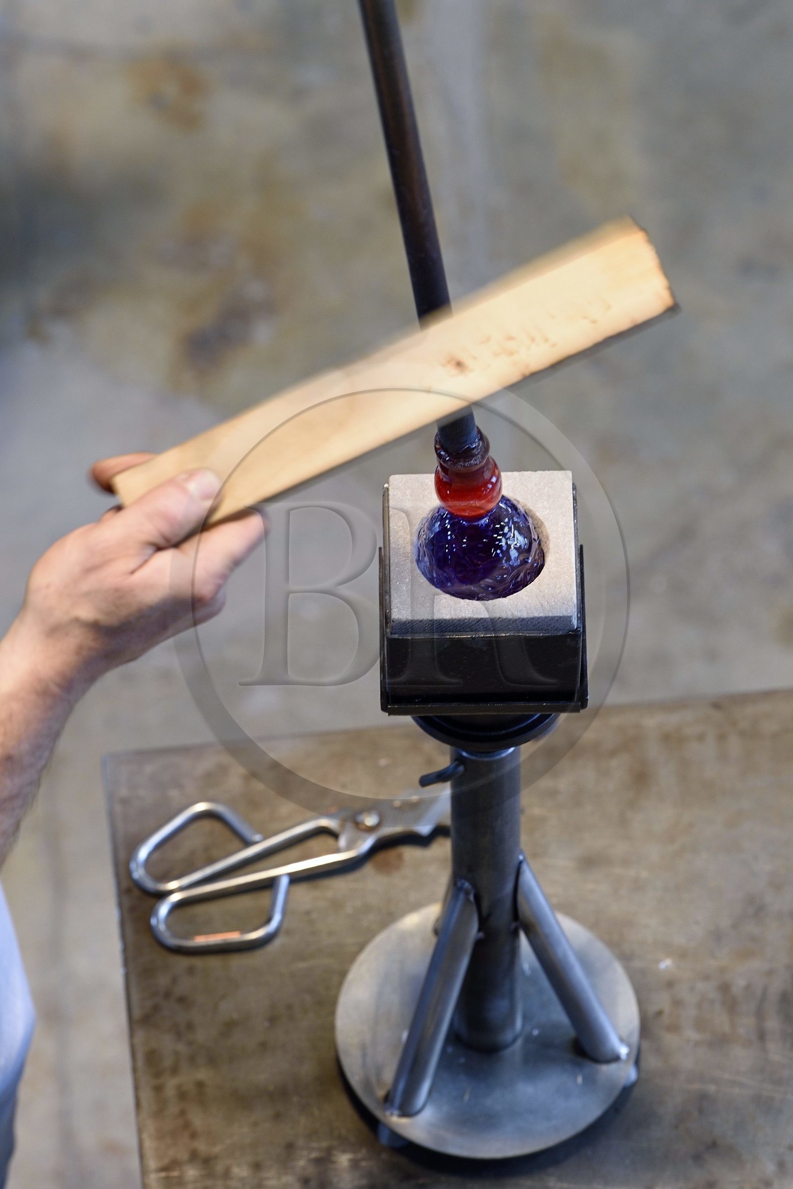 France, Moselle (57), Meisenthal, Centre international d’Art verrier (CIAV), l'atelier de soufflage, fabrication artisanale d'une boule de Noël, détachage de la canne