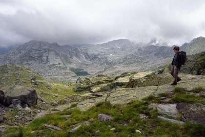 France, Alpes-Maritimes (06), parc national du Mercantour, Vallée des Merveilles vers le Pas de l'Arpette, l'archéologue Nicoletta Bianchi au dessus du lac de l'Huile
