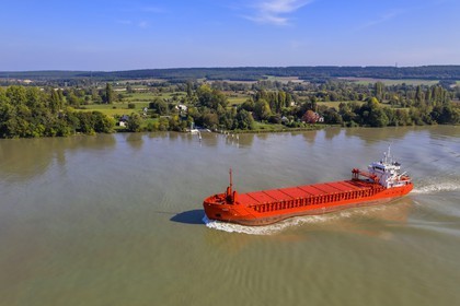 France, Seine-Maritime (76), Pays de Caux, Parc naturel régional des Boucles de la Seine normande, le general cargo ship Merit remontant la Seine à Mesnil-sous-Jumièges (vue aérienne)