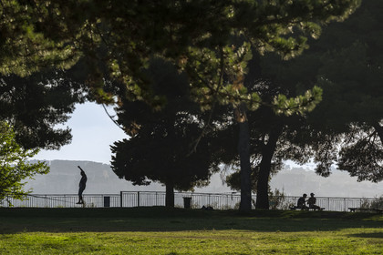 France, Alpes-Maritimes (06), Nice classée Patrimoine Mondial de l'UNESCO, entrainement au Slackline dans le parc de la Colline du Chateau