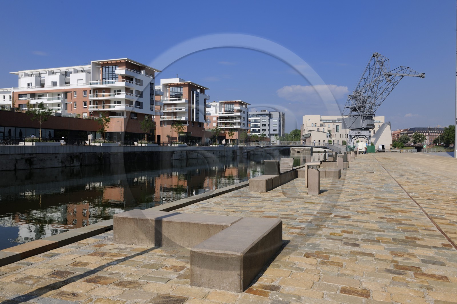 France, Bas-Rhin (67), aménagement du port du Rhin et reconversion du môle du Bassin d’Austerlitz, centre commercial Rivetoile et la Cité de la musique au fond