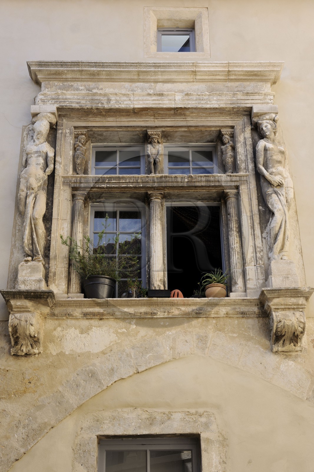 France, Hérault (34), Béziers, ancien Hôtel particulier Renaissance transformé en logements sociaux rue Gaveau, fenêtre encadré par des cariatides