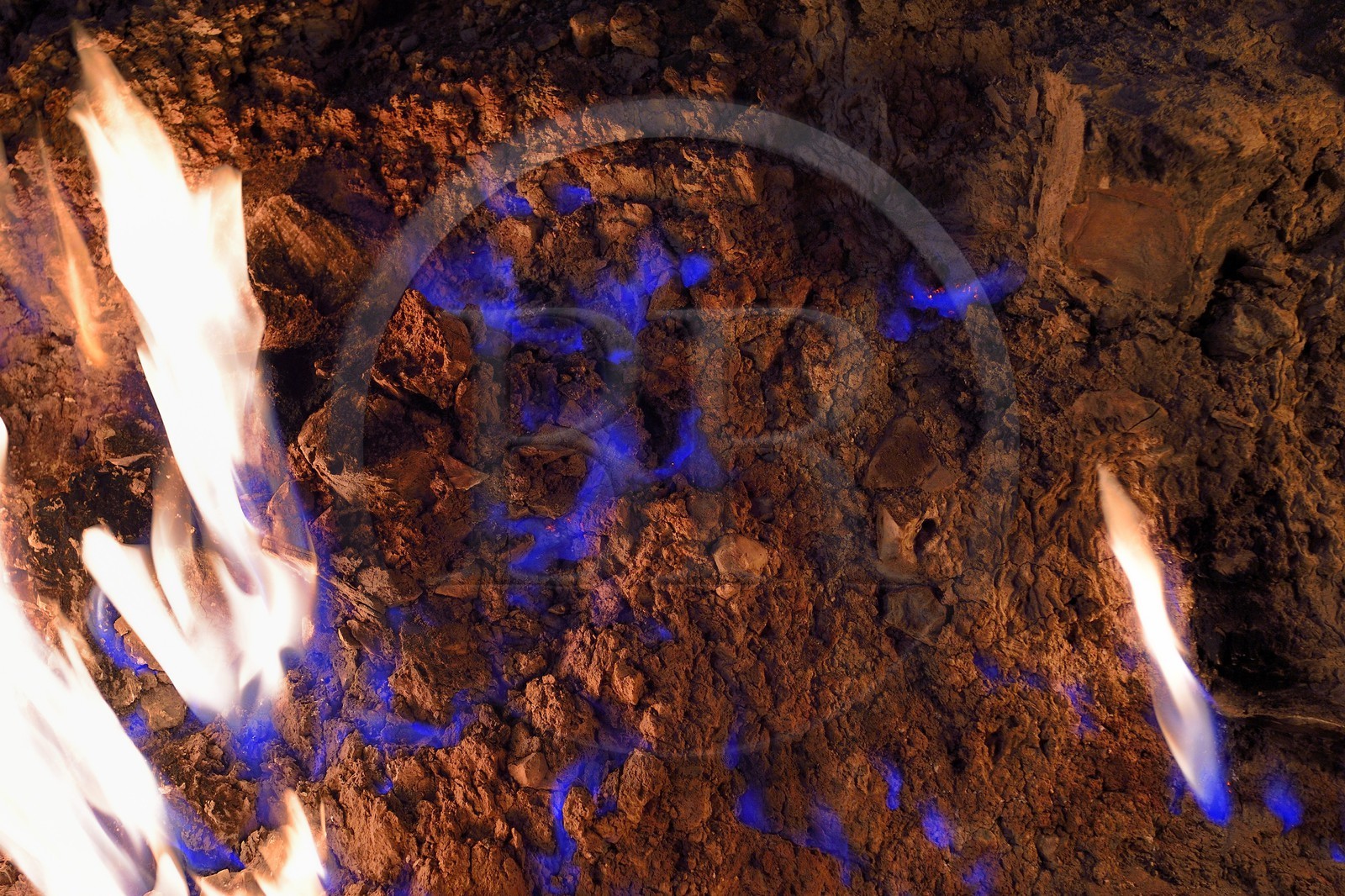 Azerbaïdjan, Bakou, Absheron Peninsula, Yanar Dag qui signifie «montagne en feu», est un feu de gaz naturel qui flamboie continuellement sur une colline