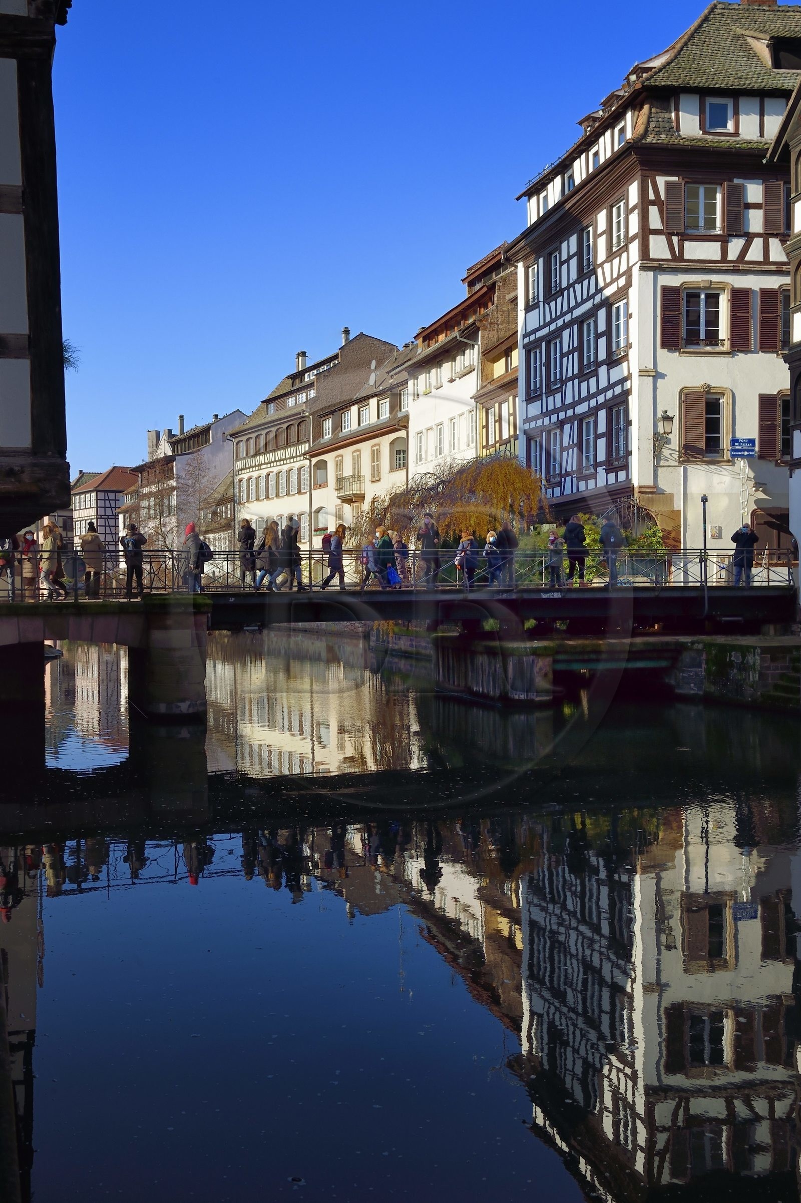 France, Bas-Rhin (67), Strasbourg, vieille ville classée au Patrimoine Mondial de l'UNESCO, quartier de la Petite France, le pont (tournant) du Faisan sur un bras de l'Ill