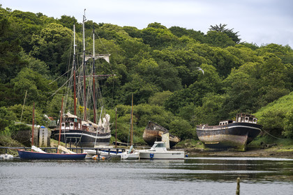 France, Finistère (29), Pays des Abers, Aber Wrac'h, Lannilis, le Moulin de l'Enfer, chantier naval de l'association AJD (association Amis de Jeudi-Dimanche) fondée par le Père Jaouen, l'épave de la goélette à trois mâts et hunier le Bel Espoir II à droite et le nouveau Bel Espoir II à coque en acier à gauche