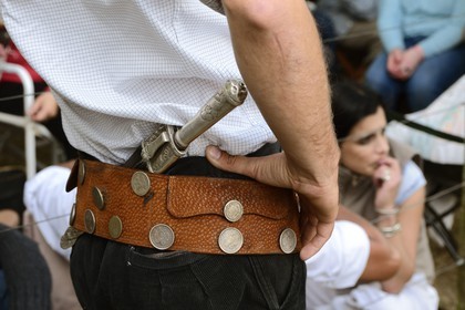 Argentine, province de Buenos Aires, San Antonio de Areco, fête du Jour de la Tradition (Dia de la Tradicion) gros plan sur une ceinture traditionnelle de gaucho et le facon (large et long couteau)