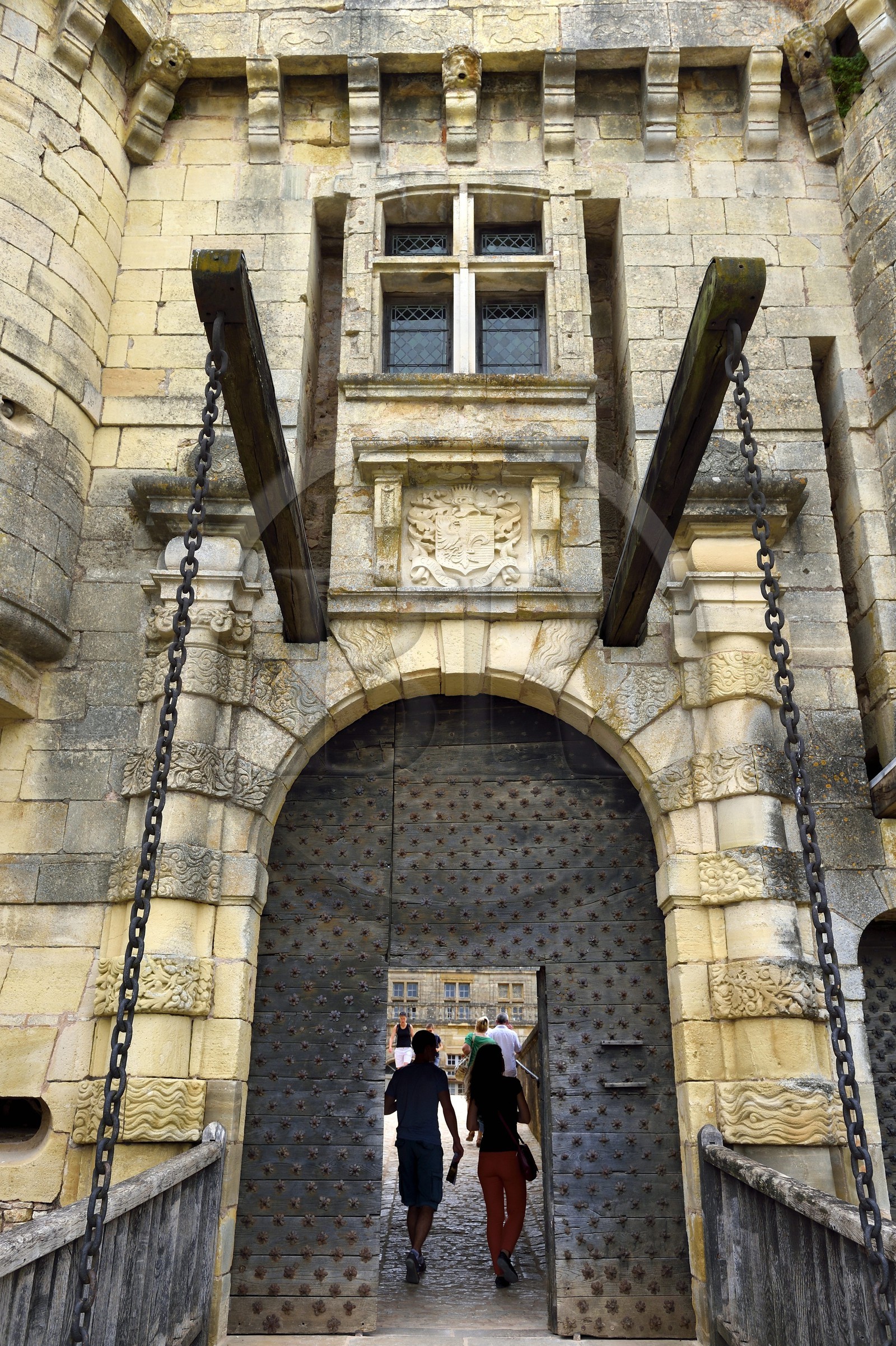 France, Dordogne (24), Périgord Noir, chateau de Hautefort, le pont-levis de l'entrée