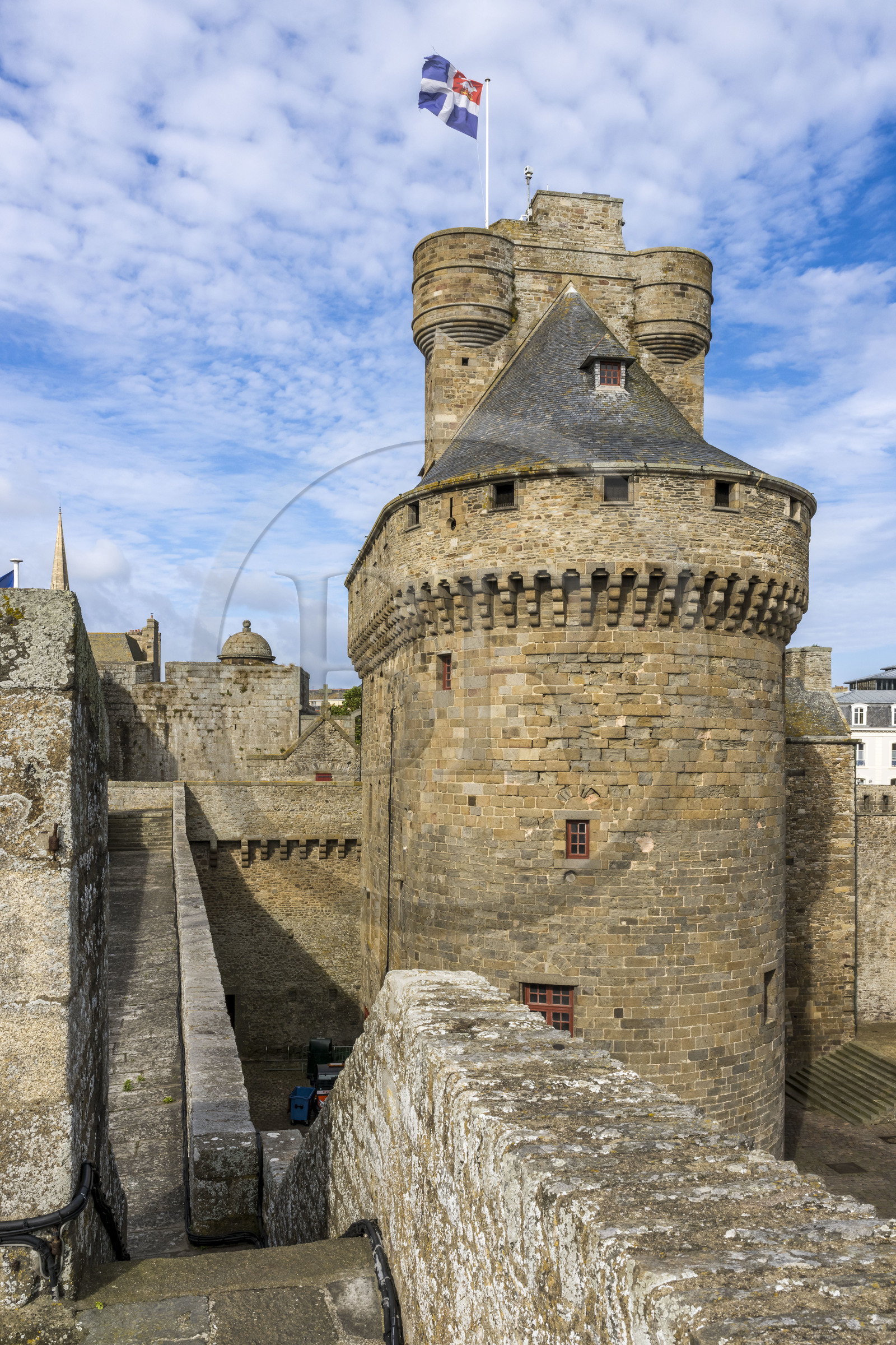 France, Ille-et-Vilaine (35), Côte d'Emeraude, Saint-Malo, le chateau de Saint-Malo (XVème siècle) qui abrite l'Hotel de Ville et le Grand Donjon sur lequel flotte le drapeau de la ville