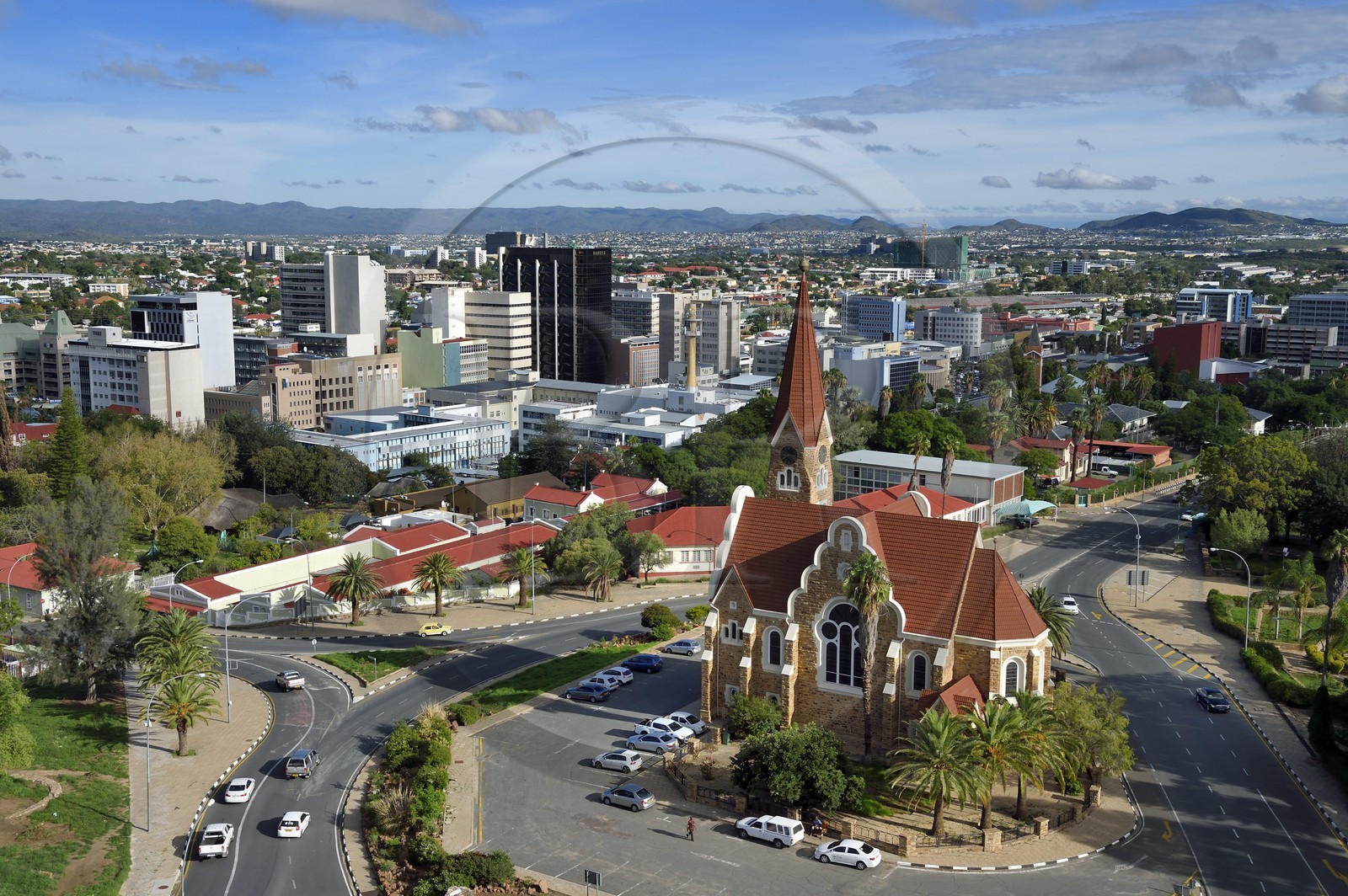 Namibie, région de Khomas, Windhoek, Christ Church (or Christuskirche), église luthérienne dessinée par l'architecte Gottlieb Redecker et le centre ville