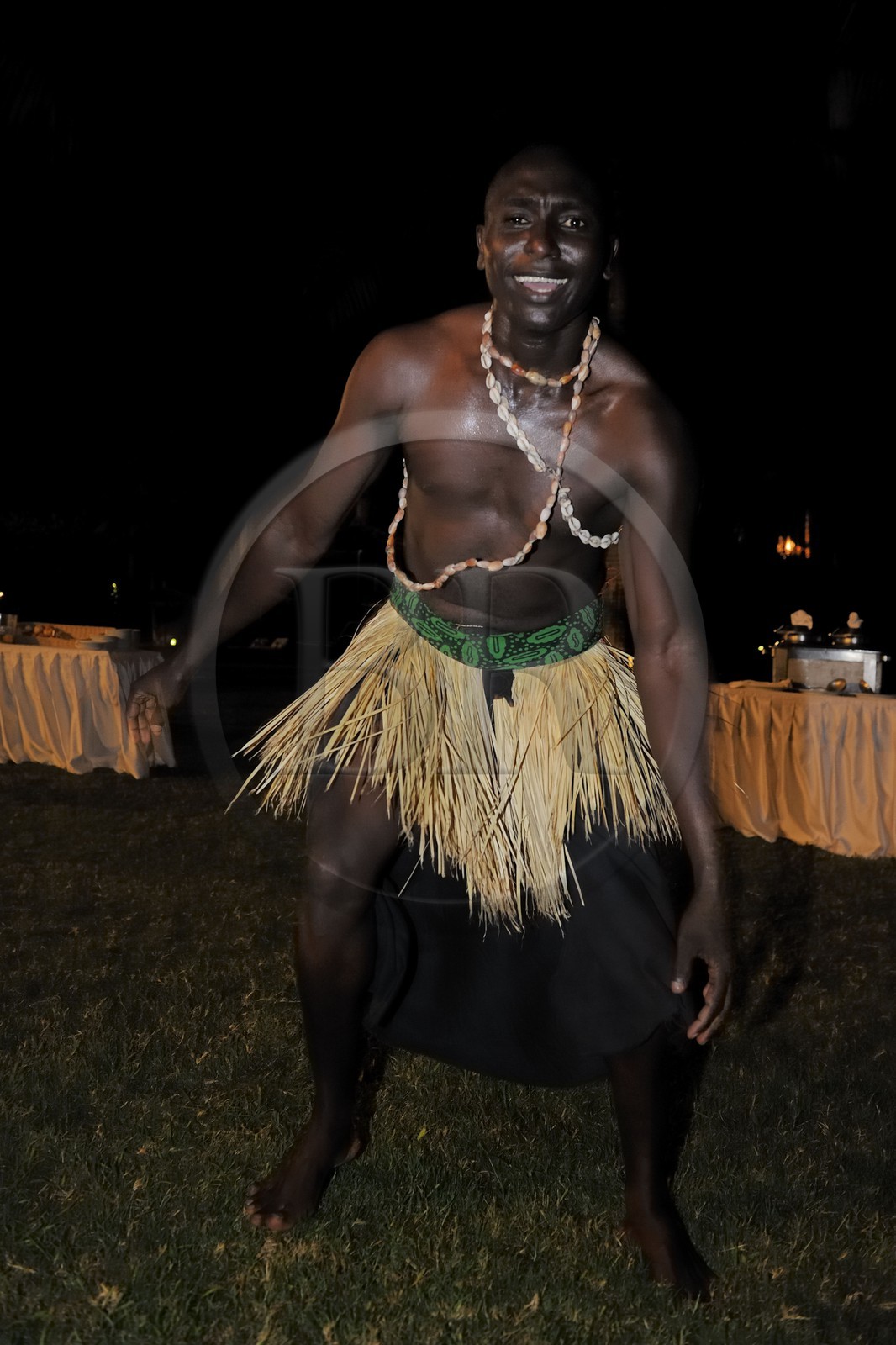 Tanzanie, Dar es-Salaam hôtel Mövenpick, spectacle de danses traditionnelles dans les jardins