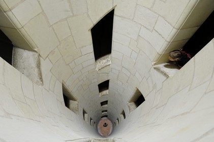 France, Loir et Cher (41), Vallée de la Loire classée Patrimoine Mondial de l' UNESCO, château de Chambord, intérieur du puit central de l' escalier à double révolution attribué à Léonard de Vinci