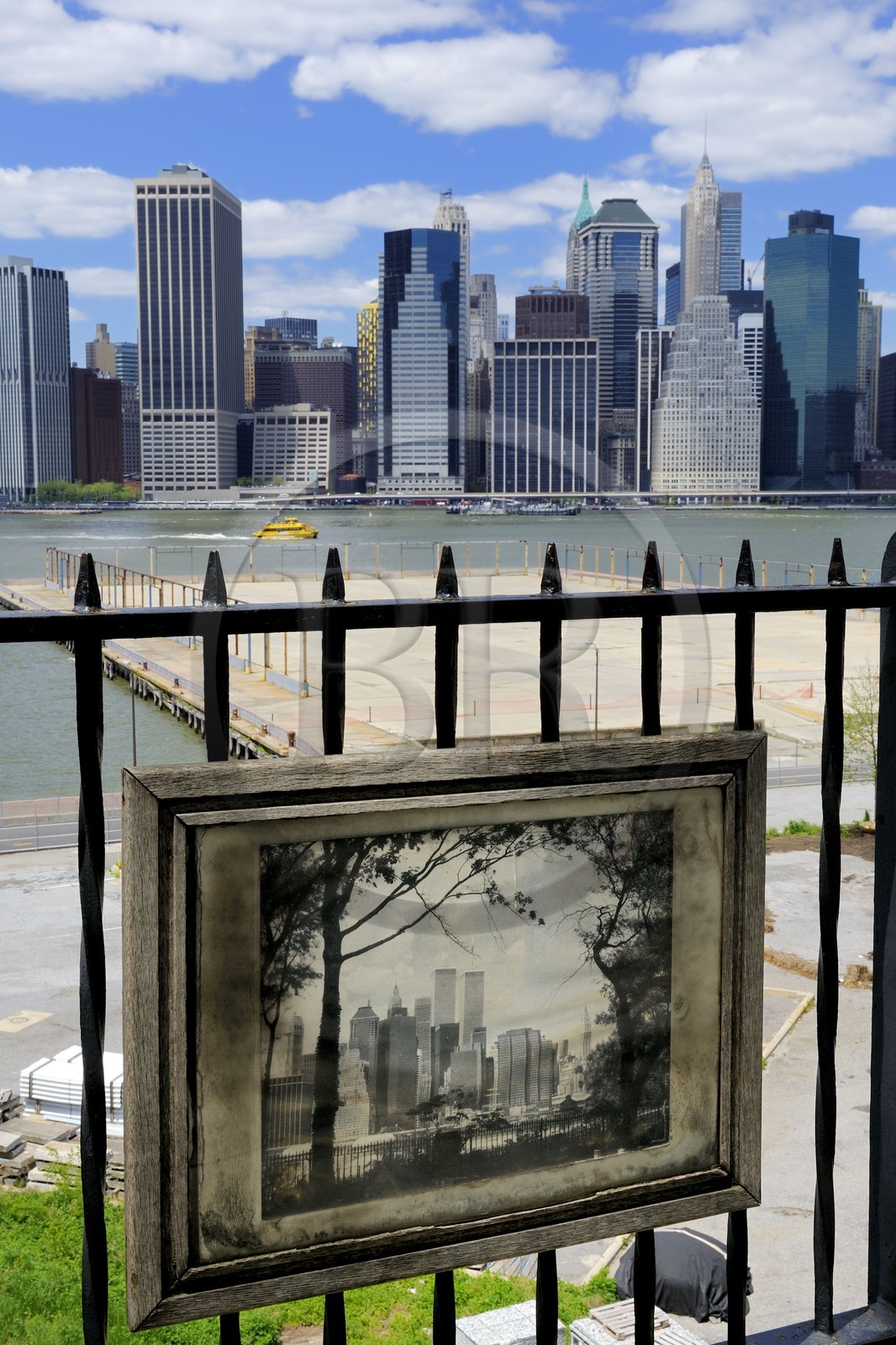 Etats-Unis, New York, Downtown Manhattan vue de la promenade à  Brooklyn, on se souvient des attentats du 11 septembre 2001 sur les tours jumelles du World Trade Center