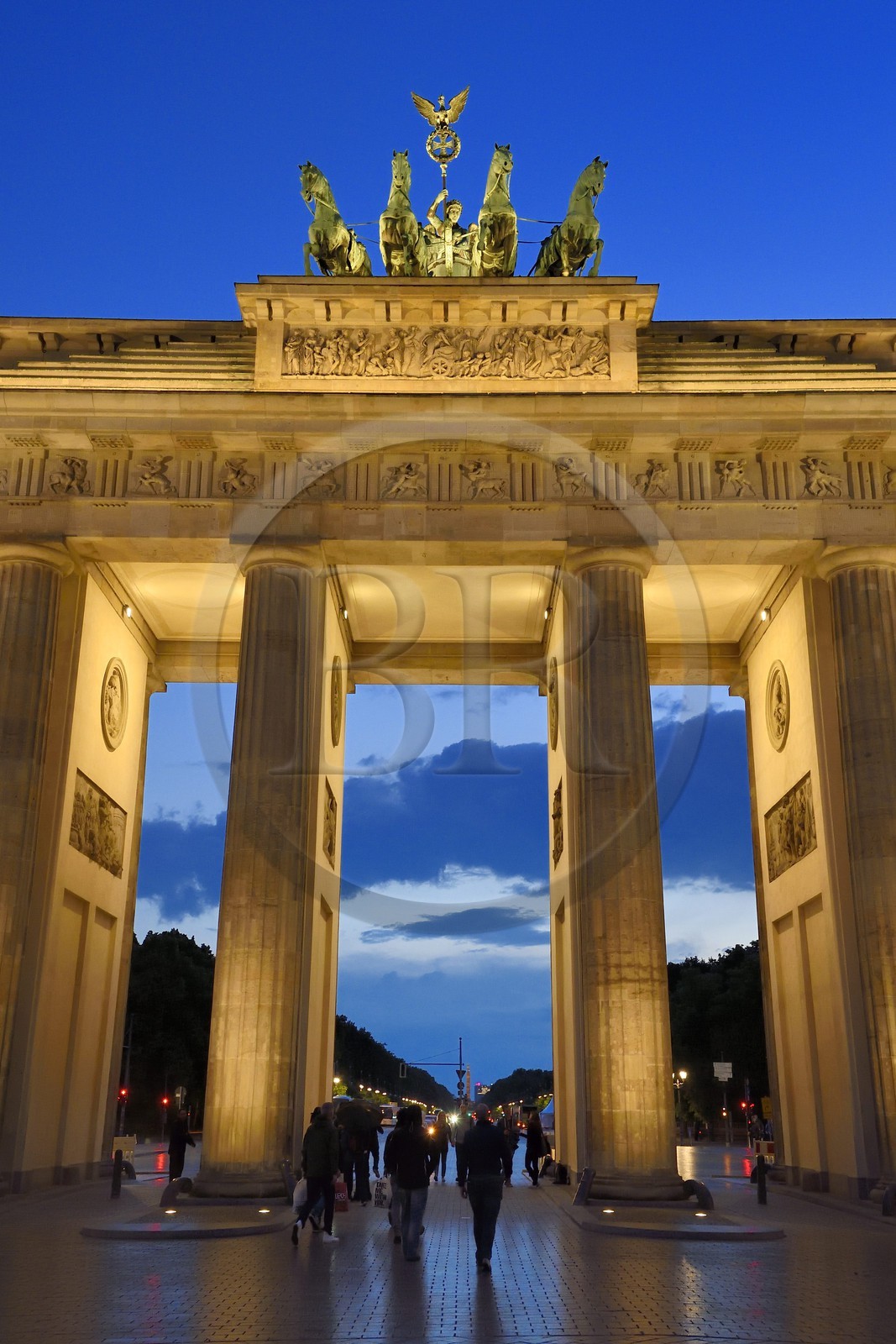 Allemagne, Berlin, Porte de Brandebourg sur l'avenue Under den Linden