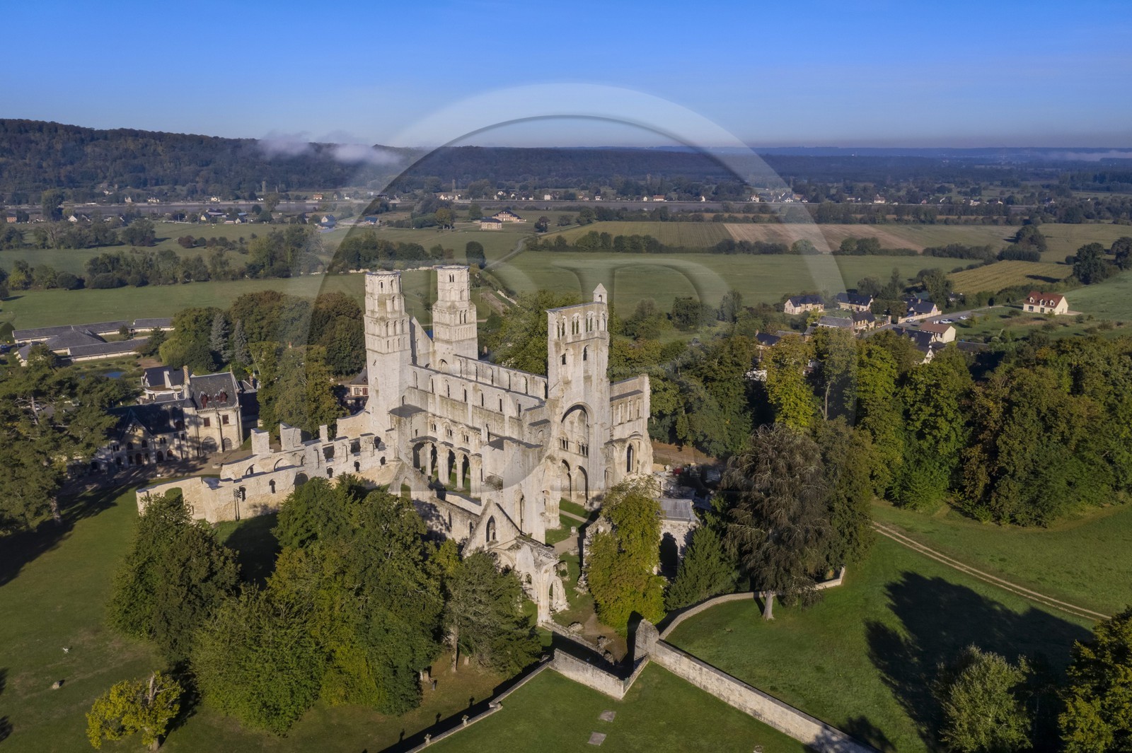 France, Seine-Maritime (76), Pays de Caux, Parc naturel régional des Boucles de la Seine normande, Jumièges, abbaye Saint-Pierre de Jumièges fondée au VIIe siècle (vue aérienne)