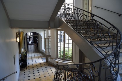 France, Meurthe et Moselle (54), Nancy, Hotel de Guise, escalier en marbre monumental et sa rampe en fer forgé d'inspiration Jean Lamour