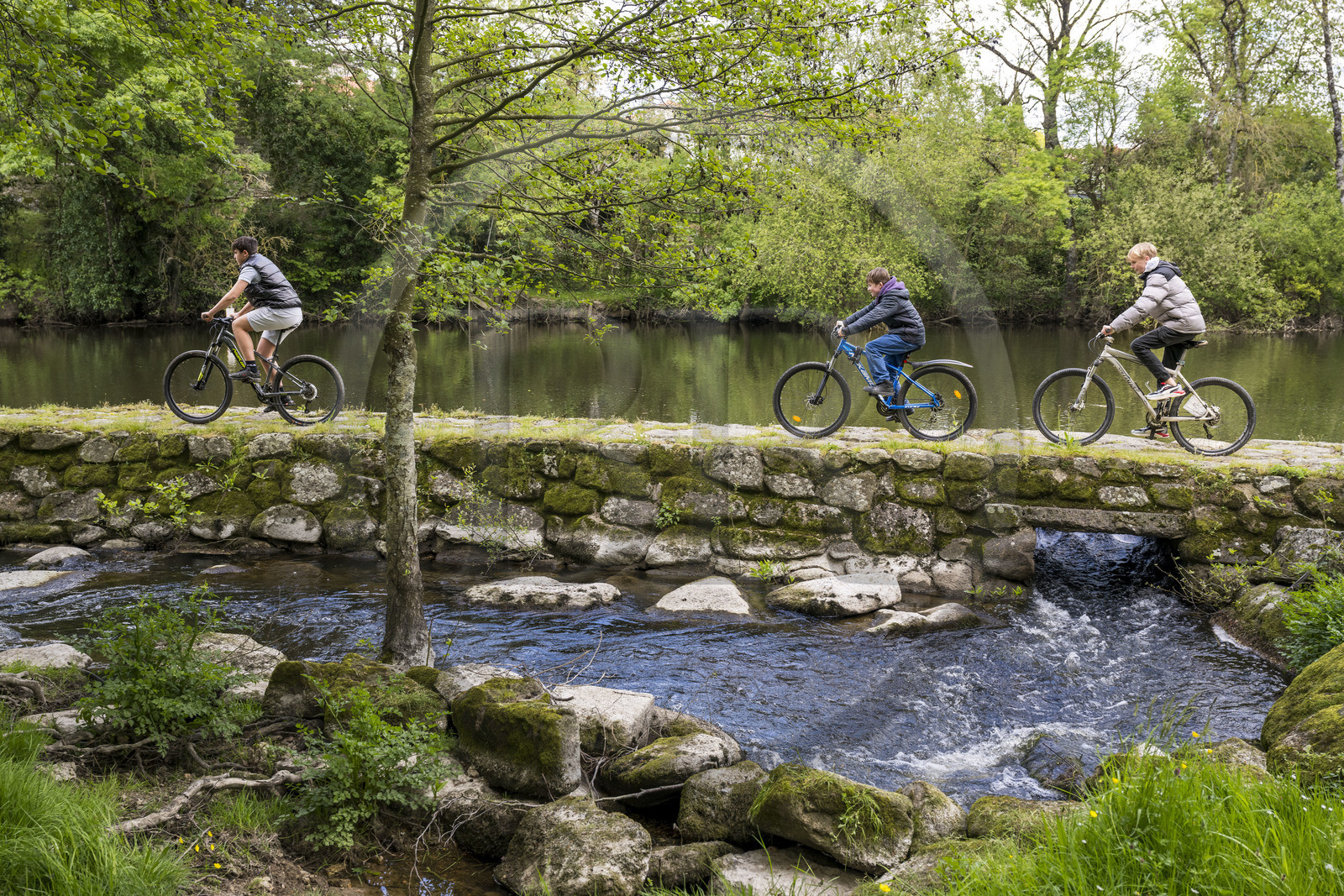 France, Vendée (85), Cugand, enfants jouant autour du Moulin à Foulon de Gaumier en bordure de la Sèvre Nantaise