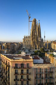 Espagne, Catalogne, Barcelone, quartier de l'Eixample, basilique de la Sagrada Familia de l'architecte du modernisme catalan Antoni Gaudi classée Patrimoine Mondial de l'UNESCO, façade de la Nativité et les immeubles environnant