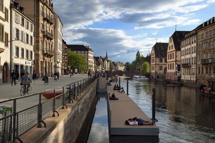 France, Bas-Rhin (67), Strasbourg, vieille ville classée Patrimoine Mondial de l'UNESCO, les bords de l'ill quai des Bateliers transformé en zone de rencontre réservée aux piétons, un ponton flottant est mise en place pour pouvoir se rapprocher de la rivière