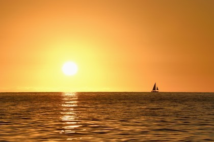 Caraïbes, Ile de la Dominique, voilier au coucher de soleil sur la côte Ouest