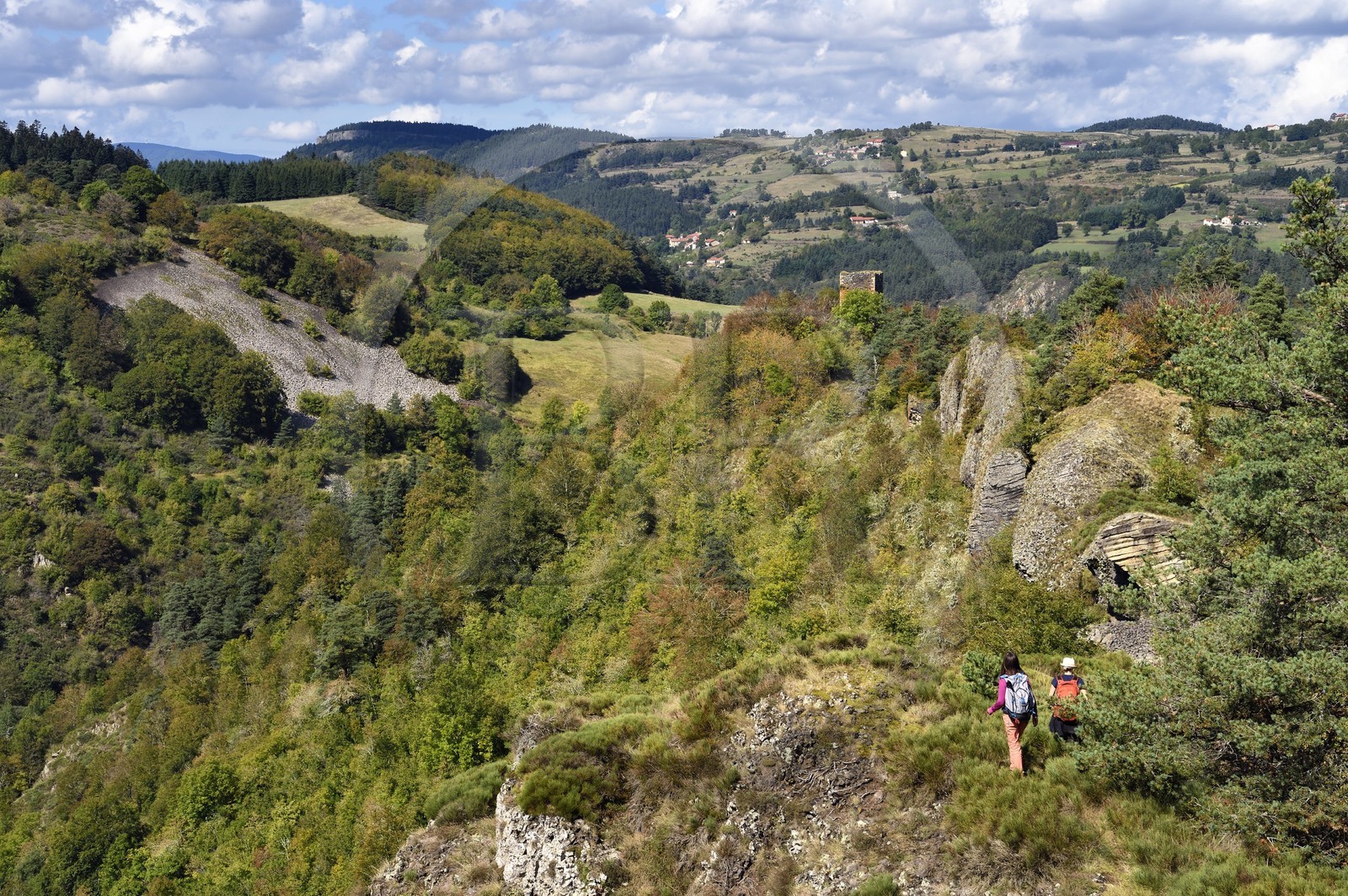 France, Haute-Loire (43), vallée de la Loire, Lafarre, randonneuses progressant vers la Tour de Mariac du XIe siècle ruines du chateau de Lafarre en bordure des gorges de La Langougniole, affluent de la Loire