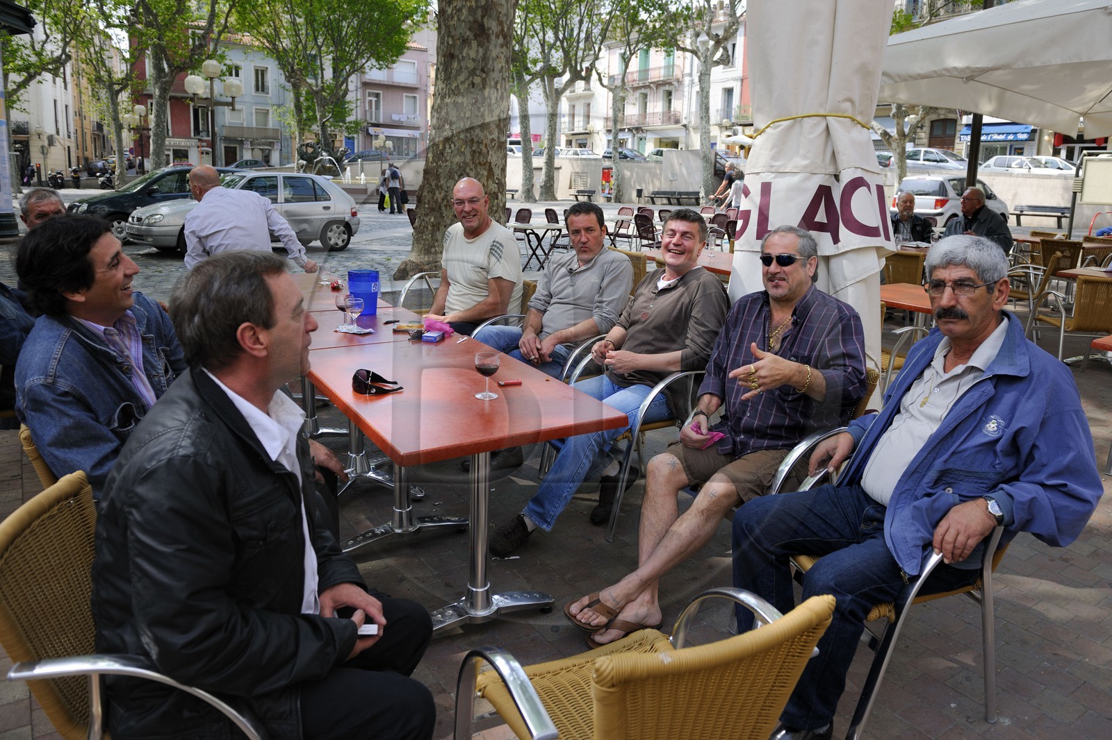 France, Hérault (34), Sète, place Léon Blum, réunion d'une bande de copain sétois autours d'un verre