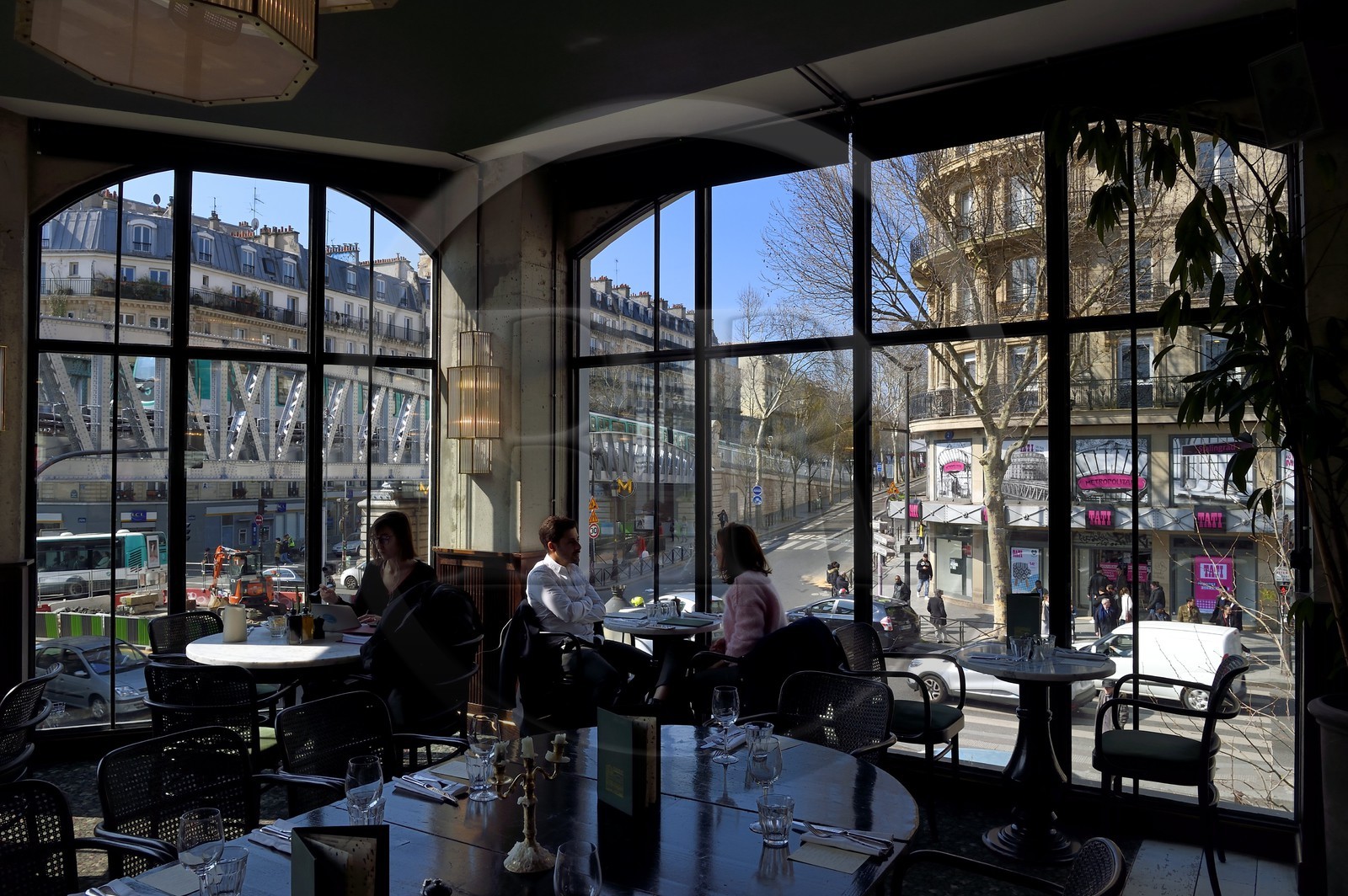 France, Paris (75), Quartier de Barbès, la Brasserie Barbès, le premier étage qui donne sur la station de metro Barbes
