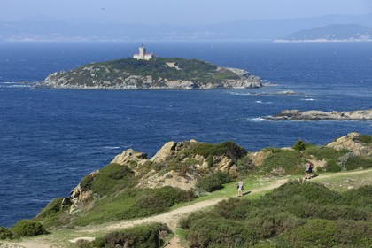 France, Var (83), Ile des Embiez, la Pointe du Coucoussa, en arrière plan le phare de l'Ile du Grand Rouveau et le continent