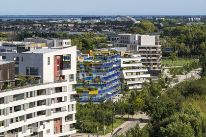 France, Hérault (34), Montpellier, quartier Richter, les rives du Lez, la résidence Koh-I-Noor conçu par l'architecte Bernard Bühler (avec les balcons bleus)