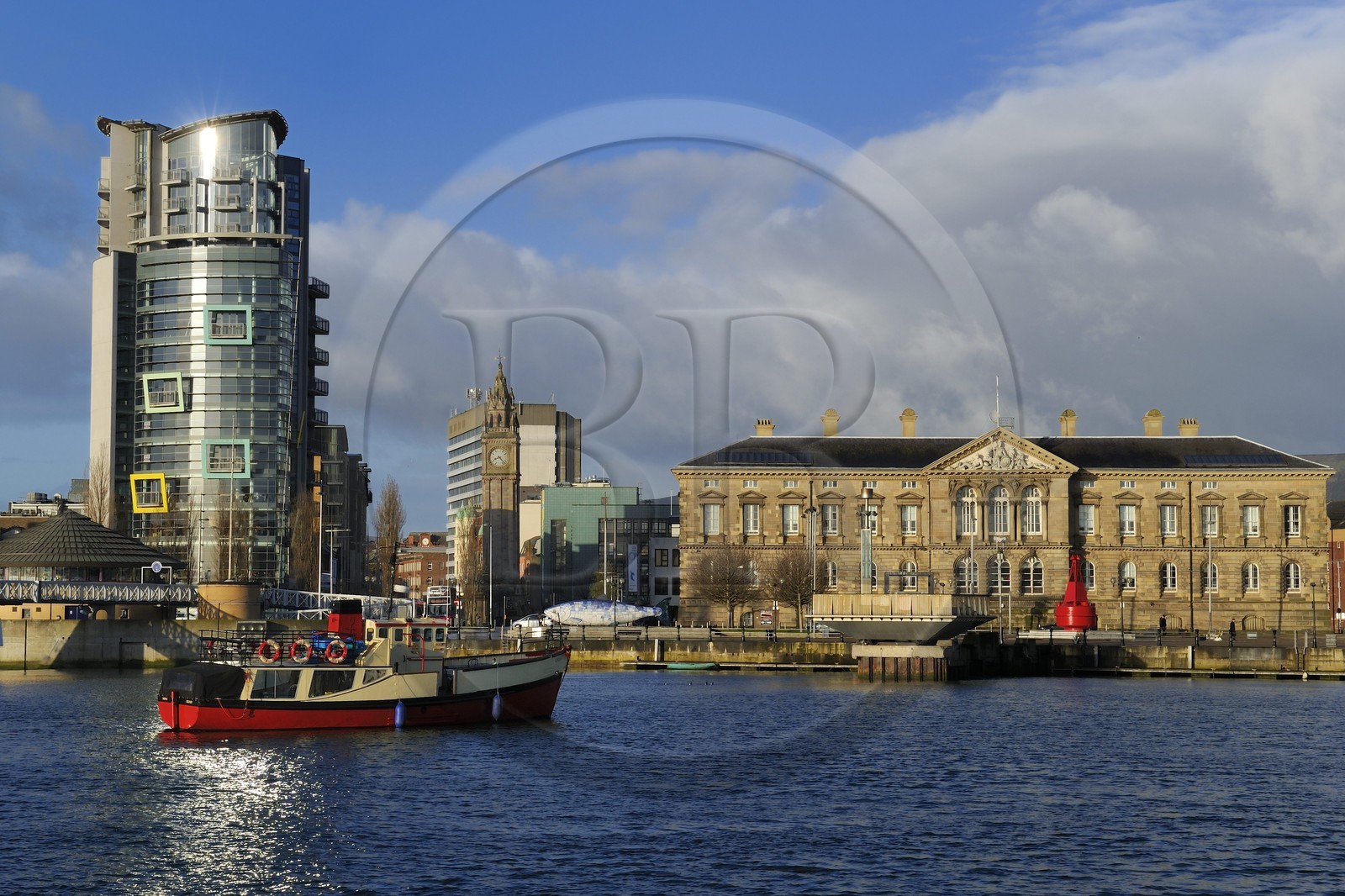 Royaume-Uni, Irlande du Nord, Belfast, le waterfront au bord de la rivière Lagan, l'immeuble The Boat (le bateau) et The Big Fish de John Kindness sur Donegall Quay