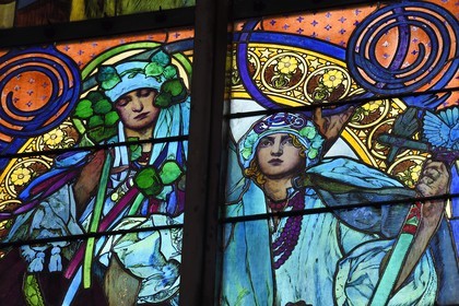 République Tchèque, Prague, centre historique classé Patrimoine Mondial de l'UNESCO, quartier de Hradcany, la cathédrale Saint-Guy à l'intérieur du chateau Royal, vitrail conçu par Alfons Mucha représentant la Saint Cyrille et Methode