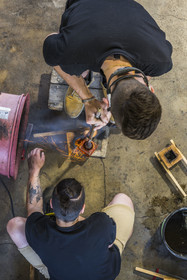 France, Moselle (57), Meisenthal, Centre international d’Art verrier (CIAV), l'atelier de soufflage, soufflage de la bouteille Douglas (design de François Azambourg) dans un moule en bois