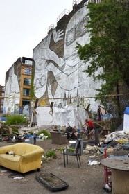 Allemagne, Berlin, quartier de Friedrichshain-Kreuzberg, peinture murale géante dans un squat de la Schlesische strasse