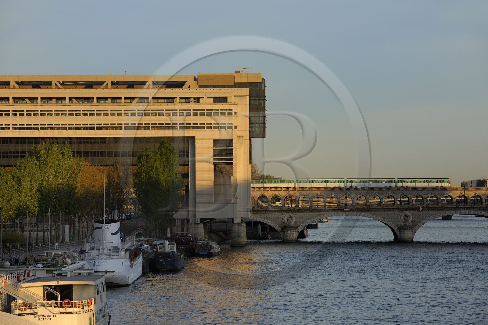 France, Paris (75), pont de Bercy et ministère de l'Economie des Finances et de l'Industrie par les architectues Paul Chemetov et Borja Huidobro