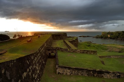Sri Lanka, Province du Sud, Fort de Galle, classé Patrimoine Mondial de l'UNESCO, coucher de soleil sur les fortifications qui dominent la mer