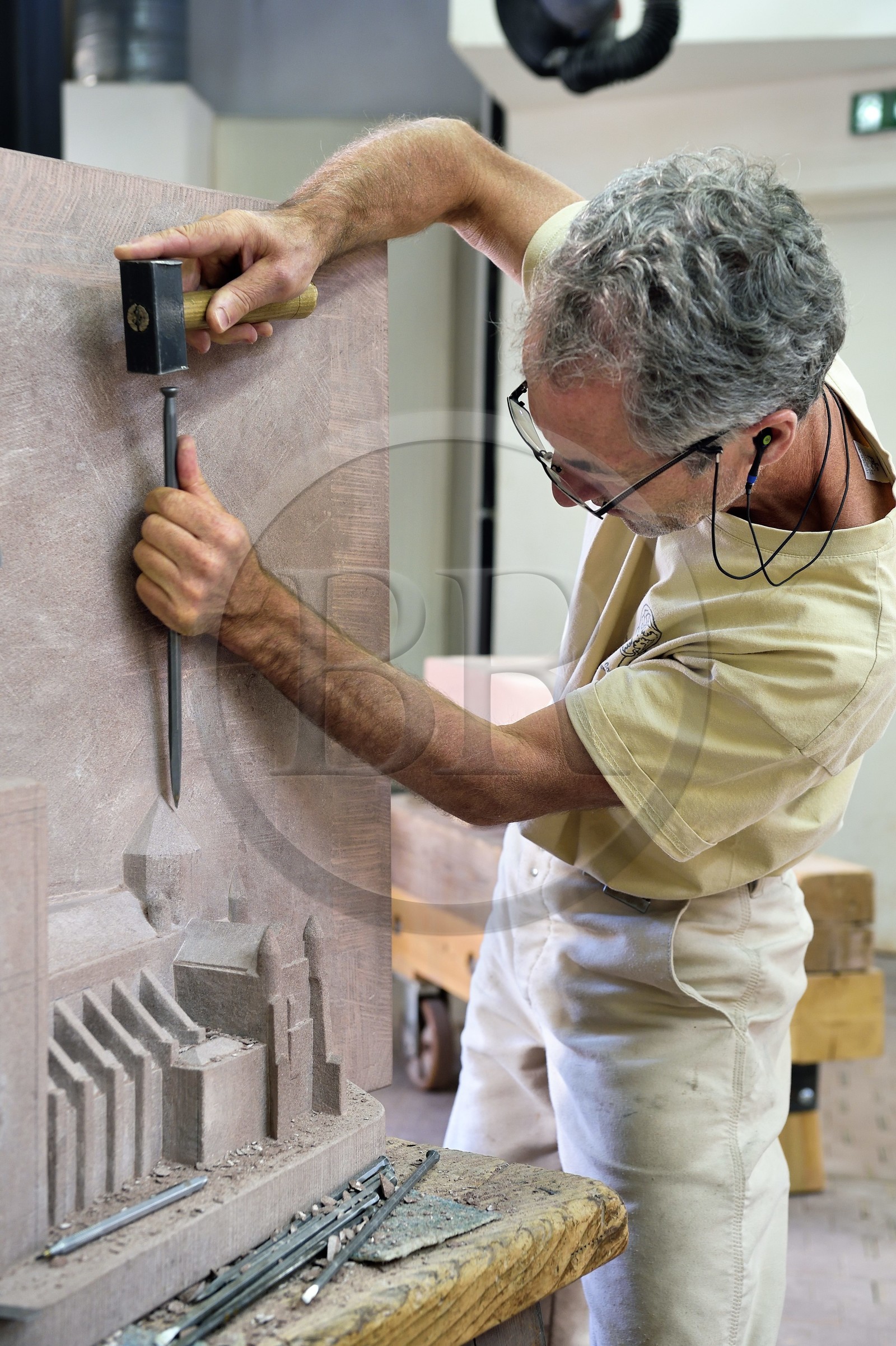 France, Bas-Rhin (67), Strasbourg, vieille ville classée au Patrimoine Mondial de l'UNESCO, ateliers de taille et de sculpture de la Fondation de l'Oeuvre Notre-Dame, Pierre Beaugey, tailleur de pierre MOF et responsable de l'atelier de taille, travaille sur une reduction en grès de la cathédrale destinée à être un plan pour les non-voyants