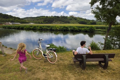 France, Dordogne, Perigord Blanc, Saint Astier, the Greenway cycle route (Veloroute Voie verte) along the river Isle, view of Le Puy SaintAstier